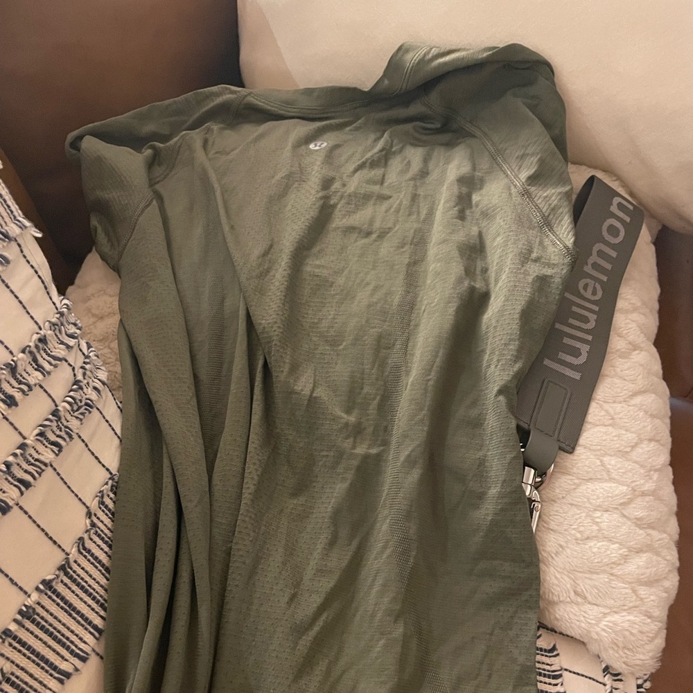 🌿 Lululemon Lightweight Long Sleeve – Moss Green Swiftly tech T and keychain